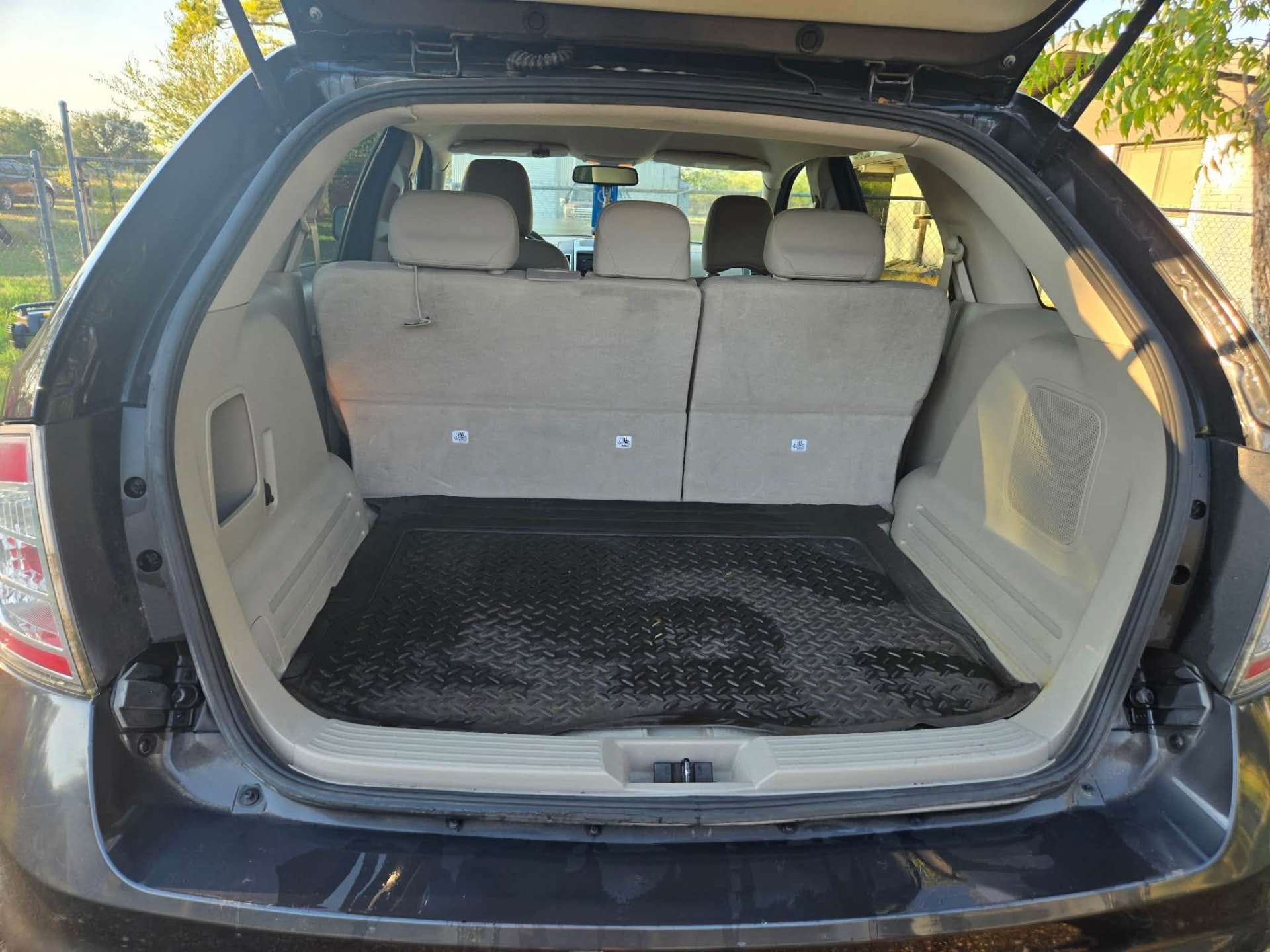 Cargo area, fresh rubber mat